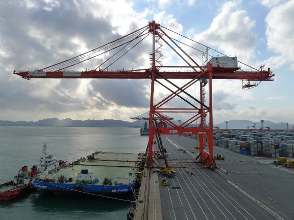 광양항 컨테이너부두에 대형크레인 설치