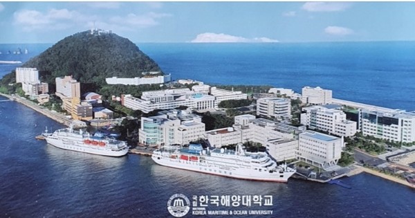 한국해대에 나란히 접안하고 있는 '한바다'와 '한나라호'