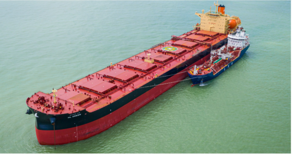 ▲포스코그룹이 2020년 세계 최초로 도입한 18만톤 급 LNG 추진 선박. 사진 출처:포스코플로우 홈페이지