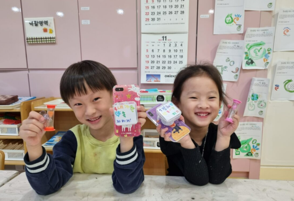 KR 단미래 어린이집 재원생들이 직접 만든 모래시계와 꾸러미 박스 그립톡을 선보이고 있다. 