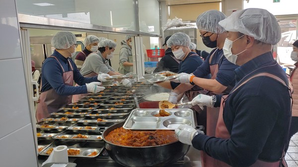 24일 광양읍 YWCA 무료급식소에서 공사 임직원 봉사단 ‘YGPA 항만사랑봉사대’가 급식 봉사를 하고 있다.