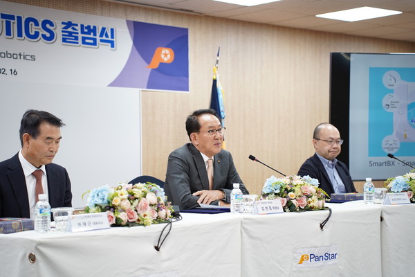 (가운데) 김현겸 회장이 향후 계획에 대해 말하고 있는 모습