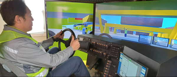 한화오션 거제사업장에 위치한 블록운반팀 VR 교육장에서 ‘VR 기반 트랜스포터 시뮬레이터’를 통해 트랜스포터 운행 실습이 진행되고 있다. 사진 제공:한화오션