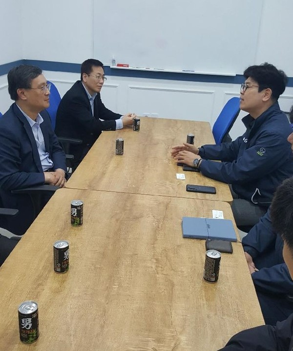 고석진 관세청 통관국장(왼쪽 두번째)이 1일 군산세관 해상특송장을 방문해 특송업계 관계자들을 만나 애로사항을 청취하고 있다