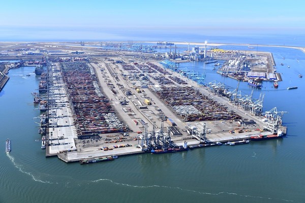 로테르담항 전경. 사진 출처:https://www.portofrotterdam.com/nl/nieuws-en-persberichten/8-9-brandstofbesparing-in-just-in-time-aankomstproef