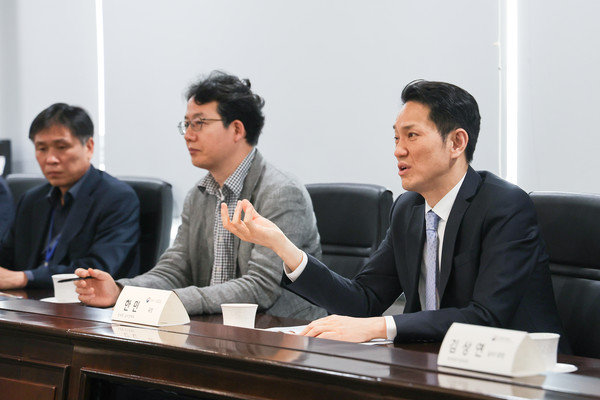 한민 관세청 심사국장(오른쪽)이 23일 창원시 소재 자동차 부품 수출업체인 현대위아(주)를 방문해 업계 애로사항 등을 청취하고 있다