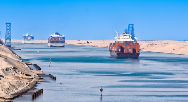 수에즈 운하를 통과하는 컨테이너선. 사진 출처:UNCTAD 홈페이지