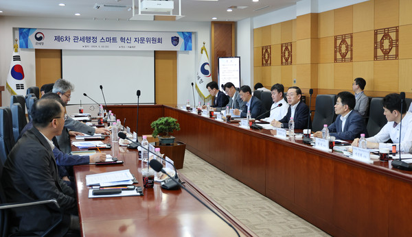 이명구 관세청 차장(오른쪽위 5번째)이 22일 서울세관에서 개최한 '관세행정 스마트혁신 자문위원회 6차 회의'를 주재하고 있다