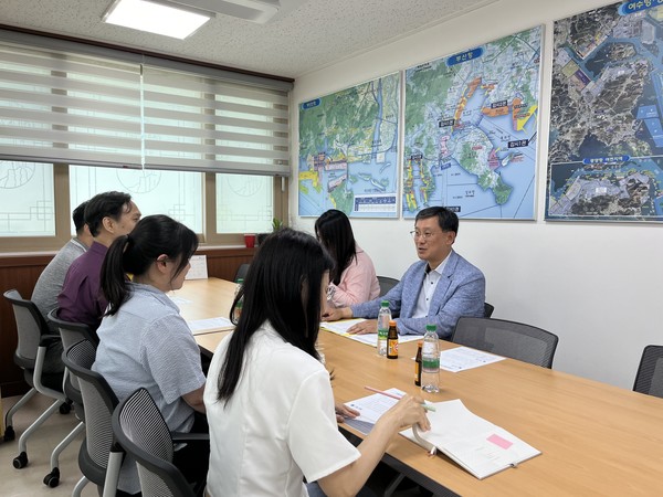 고석진 관세청 통관국장(오른쪽 두번째)이 7일 서울 금천구에 위치한 수출입화물 검사비용 지원센터를 방문하여 애로사항 등을 청취하고 있다