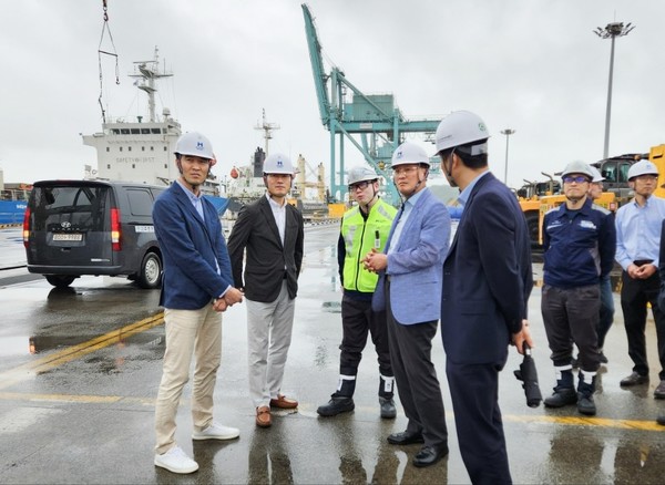 고석진 관세청 통관국장(오른쪽에서 두번째)이 2일(화) 당진시 소재 현대제철㈜ 당진제철소와 현대글로비스㈜ 선적 부두를 방문하여 철강제품 선적 현장을 둘러보고 있다