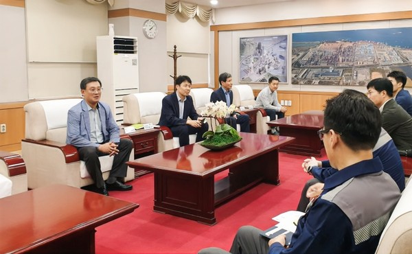고석진 관세청 통관국장(왼쪽 첫번째)이 2일(화) 당진시 소재 현대제철㈜ 당진제철소와 현대글로비스㈜ 선적 부두를 방문하여 업체 관계자로부터 애로사항을 청취하고 있다