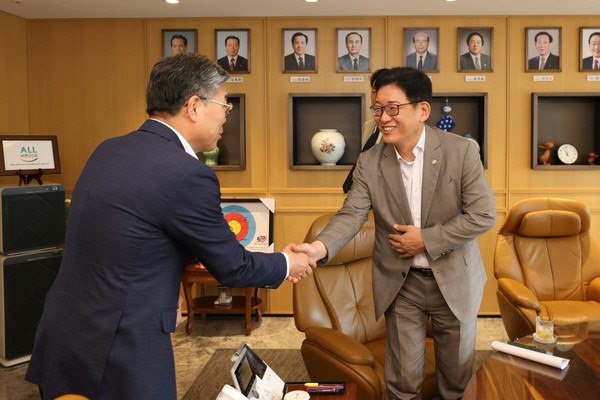 고광효 관세청장(오른쪽)이 9일(화) 대구시 수성구 아이엠뱅크 본점에서 아이엠뱅크와 업무협약(MOU)을 체결하기 전 인사를 나누고 있다