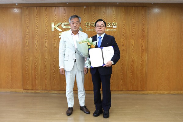 좌-문충도 회장, 우-이채익 당선인