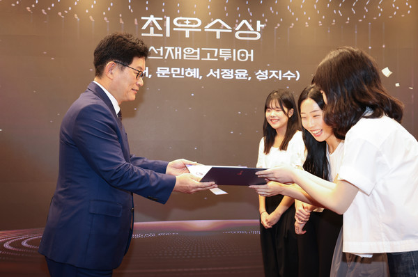 고광효 관세청장(왼쪽)이 6일 서울세관에서 개최된 「2024년 관세청 공공데이터 활용·분석 경진대회」 시상식에서 수상자들에게 시상을 하고 있다