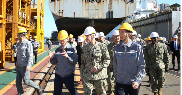 사진설명: 한화그룹 김동관 부회장(오른쪽)과 미국 해군 태평양함대 사령관 스티븐 쾰러 제독(가운데)이 거제사업장에서 정비 중인 ‘월리 쉬라’함 정비 현장을 둘러보고 있다. 사진 제공:한화오션