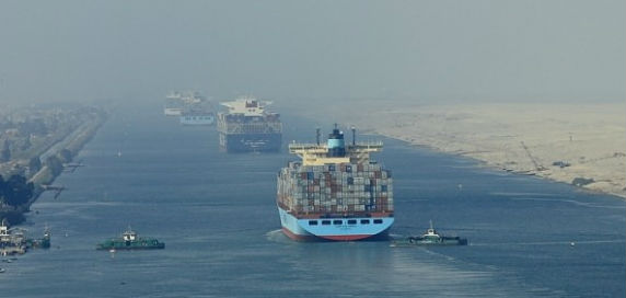 유럽항로를 운항하는 선박들이 수에즈운하를 통과하고 있다. 사진 출처:memphistours.co.uk