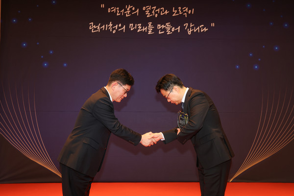 고광효 관세청장(왼쪽)이 12월 31일 오전 정부대전청사에서 2024년 '올해의 관세인'에 박종호 사무관을 선정해 시상하고 있다