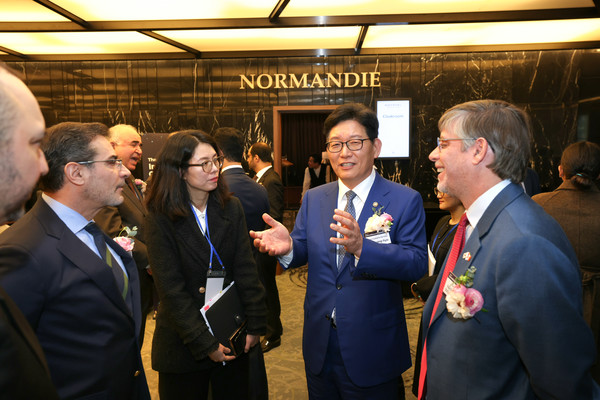 고광효 관세청장(오른쪽 두번째)이 22일 서울 노보텔 앰배서더 강남에서 개최된 ‘제43회 국제 관세의 날’ 기념행사에서 참가자들과 이야기를 나누고 있다