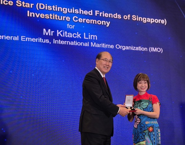 싱가포르 해사주간 상장(싱가포르 대통령훈장급) 수여사진.(왼쪽)임기택 IMO 명예사무총장, (오른쪽)싱가포르 교통부 및 지속가능환경부 수석국무장관 '에이미 코르(Amy Khor)'