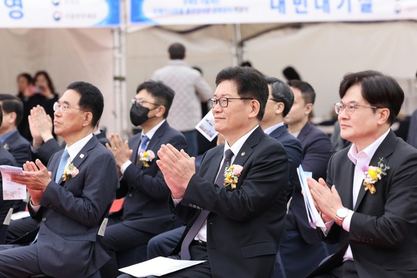 고광효 관세청장(가운데)이 27일 오전 김병수 김포시장(오른쪽), 김주영 국회의원과 함께 ‘서울세관 국제이사화물 통관검사장 증축공사’ 착공식을 축하하고 있다