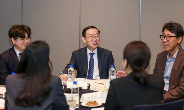 이명구 관세청 차장(가운데)이 15일(목) 대전에서 열린 납세자보호위원들과의 업무보고회에서 이야기를 나누고 있다