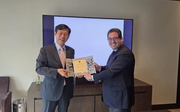 부산항만공사 송상근 사장(좌)이 MSC 그룹 디에고 아폰테(Diego Aponte) 사장에게 ‘단일선사 최초 400만TEU 달성 감사패’를 증정하고 있다.