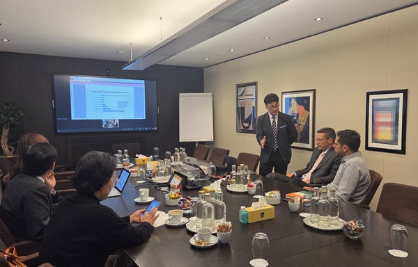 부산항만공사 출장단들이 세계 1위 컨테이너 선사 MSC를 대상으로 부산항 운영전략을 소개하고 있다.