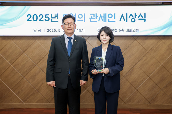 고광효 관세청장(왼쪽)이 26일 오후 '25년 5월의 관세인에 선정된 청주세관 김지수 주무관과 기념 촬영하고 있다