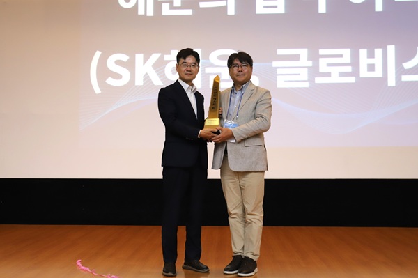 제3회 해운의탑을 수상하고 있는 SK해운(오른쪽이 SK해운 김성익 사장)