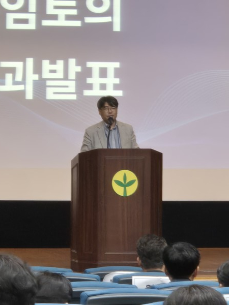 분임토의 결과를 발표하고 있는 SK해운 김성익 사장. 