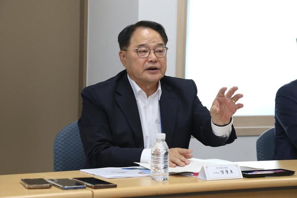 기자와의 간담회에서 해수부 부산 이전 건, 외국인 선원 양성, 탄소세, KMI 역할, 선박 투자 등 해운 주요 현안에 대한 질문에 답변하고 있는  해운협회 양창호 상근부회장.