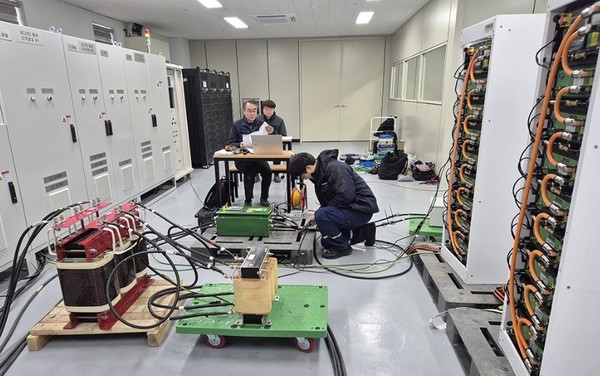 한국해양교통안전공단(KOMSA) 목포지사에서 관할하는 서남권 스마트선박안전지원센터의 '선박 전기추진시스템 성능시험장비' 활용 모습