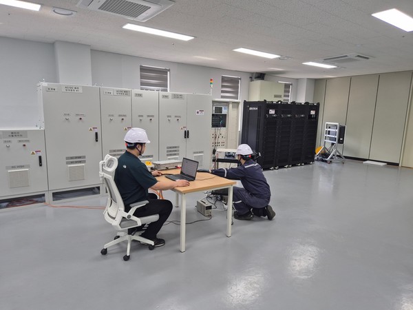 한국해양교통안전공단(KOMSA) 목포지사에서 관할하는 서남권 스마트선박안전지원센터의 '선박 전기추진시스템 성능시험장비' 활용 모습