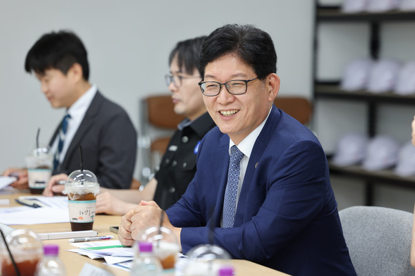 고광효 관세청장(오른쪽)이 9일 부산 감만동에 위치한 HD현대오일뱅크(주) 부산 물류센터를 방문하여 업체 애로사항을 청취하고 있다.