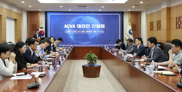 손성수 관세청 심사국장(오른쪽 가운데)이 17일 오후 서울세관에서 열린 ACVA 대리인 간담회에서 참석자의 의견을 청취하고 있다