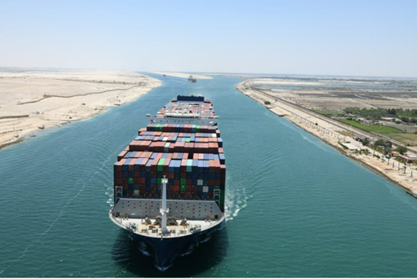 유럽항로를 운항하는 선박들이 수에즈운하를 통과하고 있다.  사진출처 : 수에즈운하청