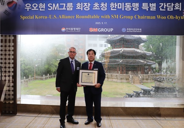 [사진설명 : 우오현 SM그룹 회장(오른쪽)이 지난 17일 서울 중구 웨스틴 조선 서울에서 열린 한미동맹 특별 간담회에서 로버트 에이브럼스 주한미군전우회장(전 한미연합사 사령관)에게 감사패를 받은 뒤 기념촬영을 하고 있다. 감사패에는 한미연합사 사령관을 지낸 4성 장군 4인을 상징하는 별 16개와 사인이 담겼다. / 제공=SM그룹]