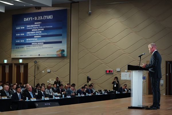 기조연설 중인 옌스 마이어 국제항만협회 총재