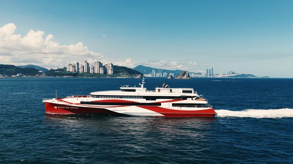 국내 최대 연안유람선 팬스타 그레이스호. 총톤수 2,582t으로 최대 502명이 승선할 수 있다. 사진제공:팬스타그룹