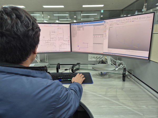 KOMSA 선박 검사원이 EDAMS를 활용해 선박 설계 도면의 구조강도를 검증하고 있다
