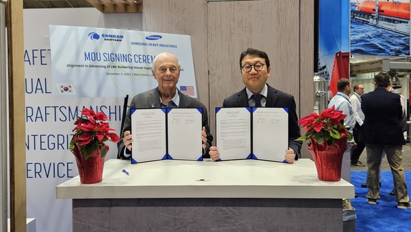 강주년 삼성중공업 팀장(오른쪽)과 조니 콘래드(Johnny Conrad) 콘래드조선소 의장이 세계 워크보트쇼가 열린 미국 뉴올리언즈에서 양해각서 기념 촬영을 하고 있다